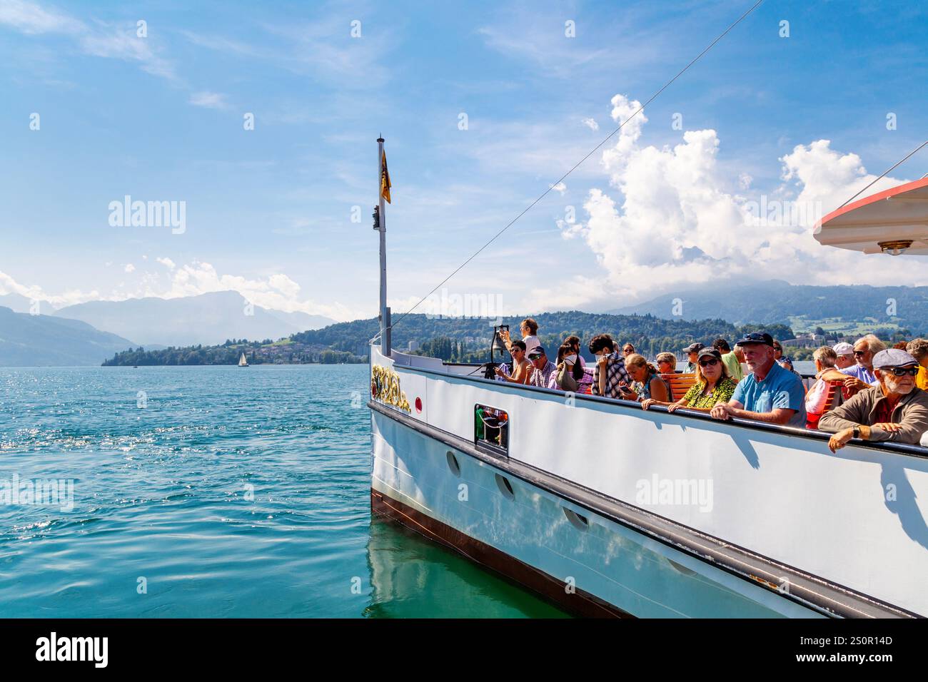 Persone che si godono un giro in barca a vapore sul lago di Lucerna, Lucerna, Svizzera Foto Stock
