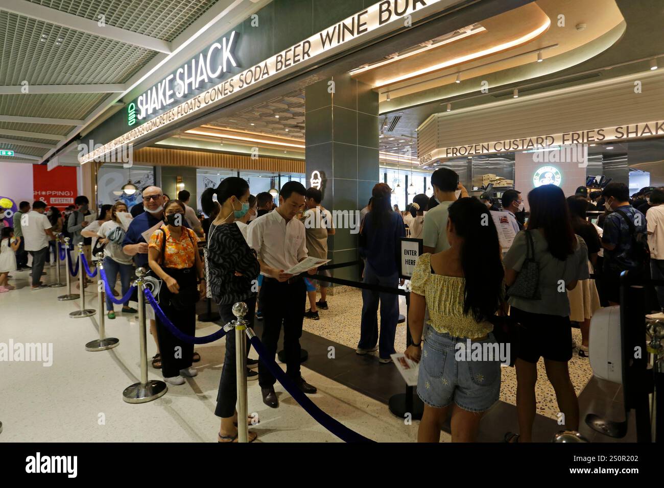Bangkok, Tailandia - 12 aprile 2023: Le persone sono in fila presso il nuovo ristorante fast food Shake Shack nel centro commerciale CentralWorld. Foto Stock