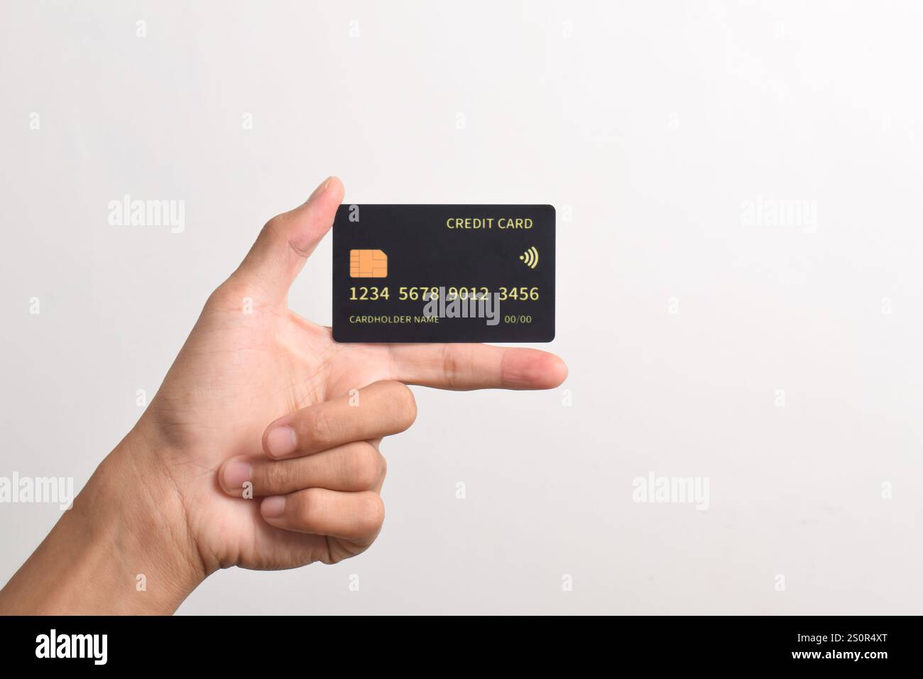 Mano che tiene la carta di credito nera con chip isolato su sfondo bianco. Foto Stock