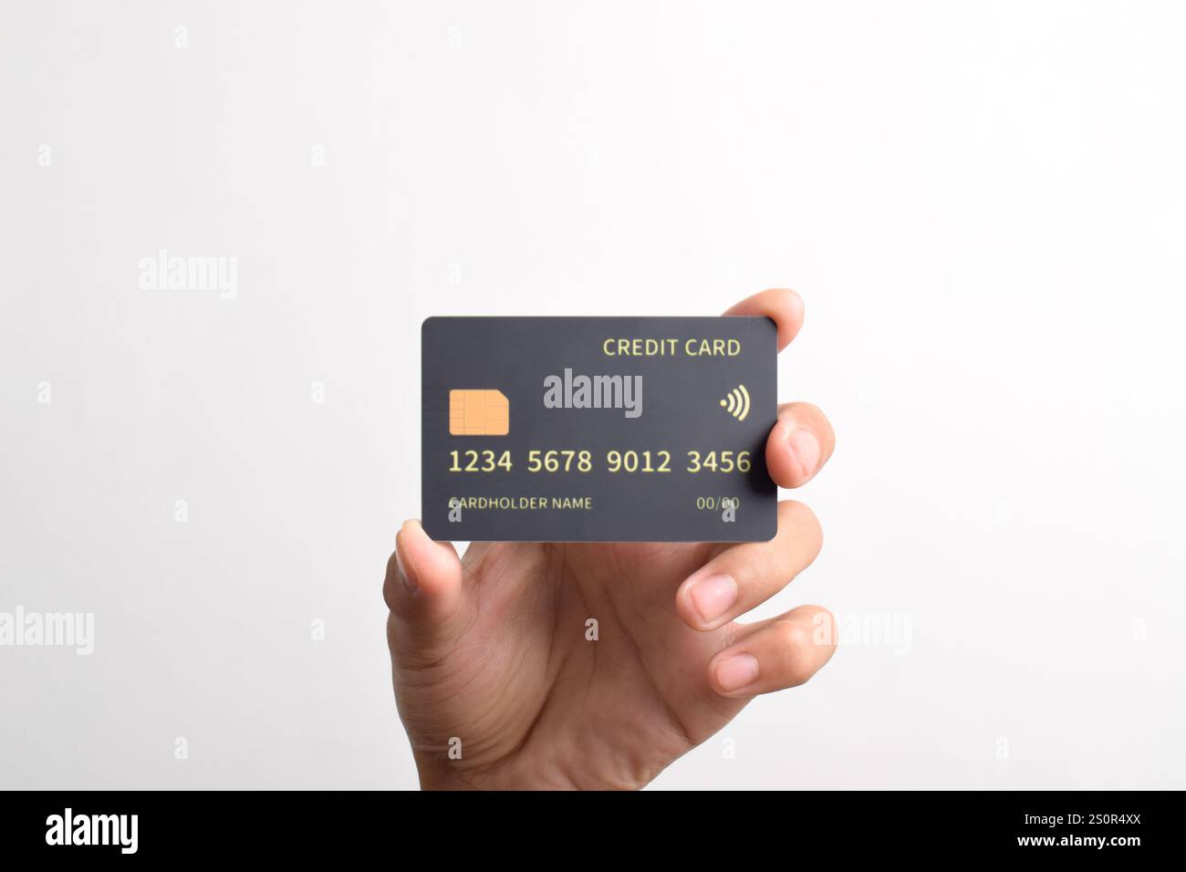 Mano che tiene la carta di credito nera con chip isolato su sfondo bianco. Foto Stock