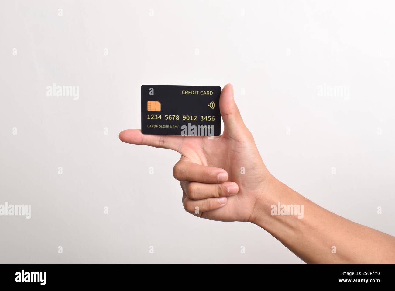 Mano che tiene la carta di credito nera con chip isolato su sfondo bianco. Foto Stock