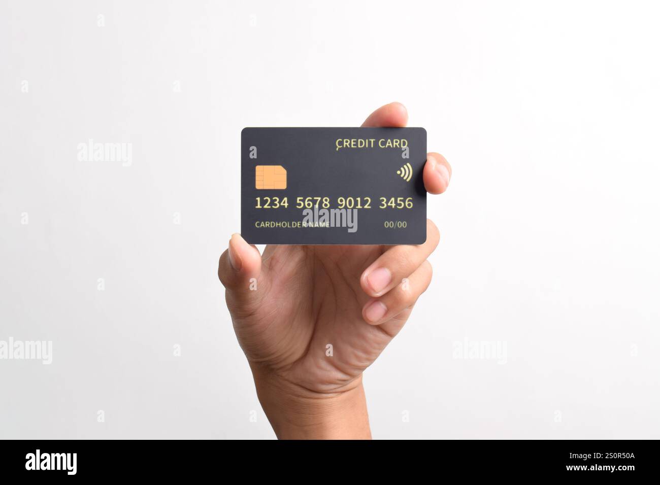 Mano che tiene la carta di credito nera con chip isolato su sfondo bianco. Foto Stock