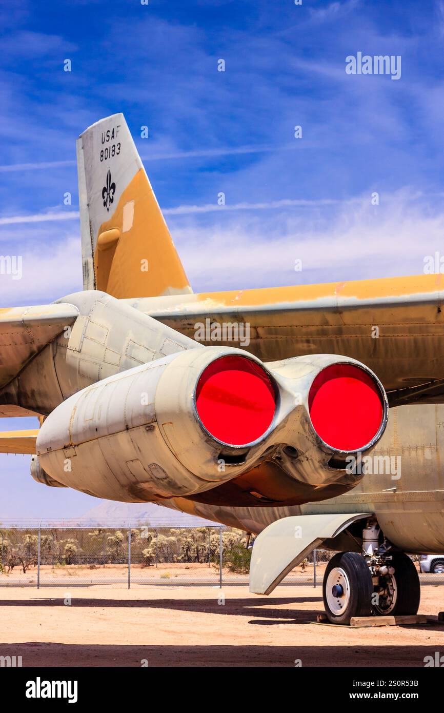 Un motore rosso a reazione è in mostra in un deserto. Il jet è un aereo USAF con il numero 82 sulla coda Foto Stock