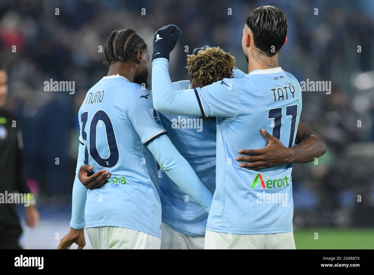 Roma, Italia. 28 dicembre 2024. Fisayo Dele Bashiru del SS Lazio celebra un gol con i compagni di squadra durante la partita di serie A tra Lazio e Atalanta allo stadio olimpico. Punteggio finale; Lazio 1:1 Atalanta. Credito: SOPA Images Limited/Alamy Live News Foto Stock