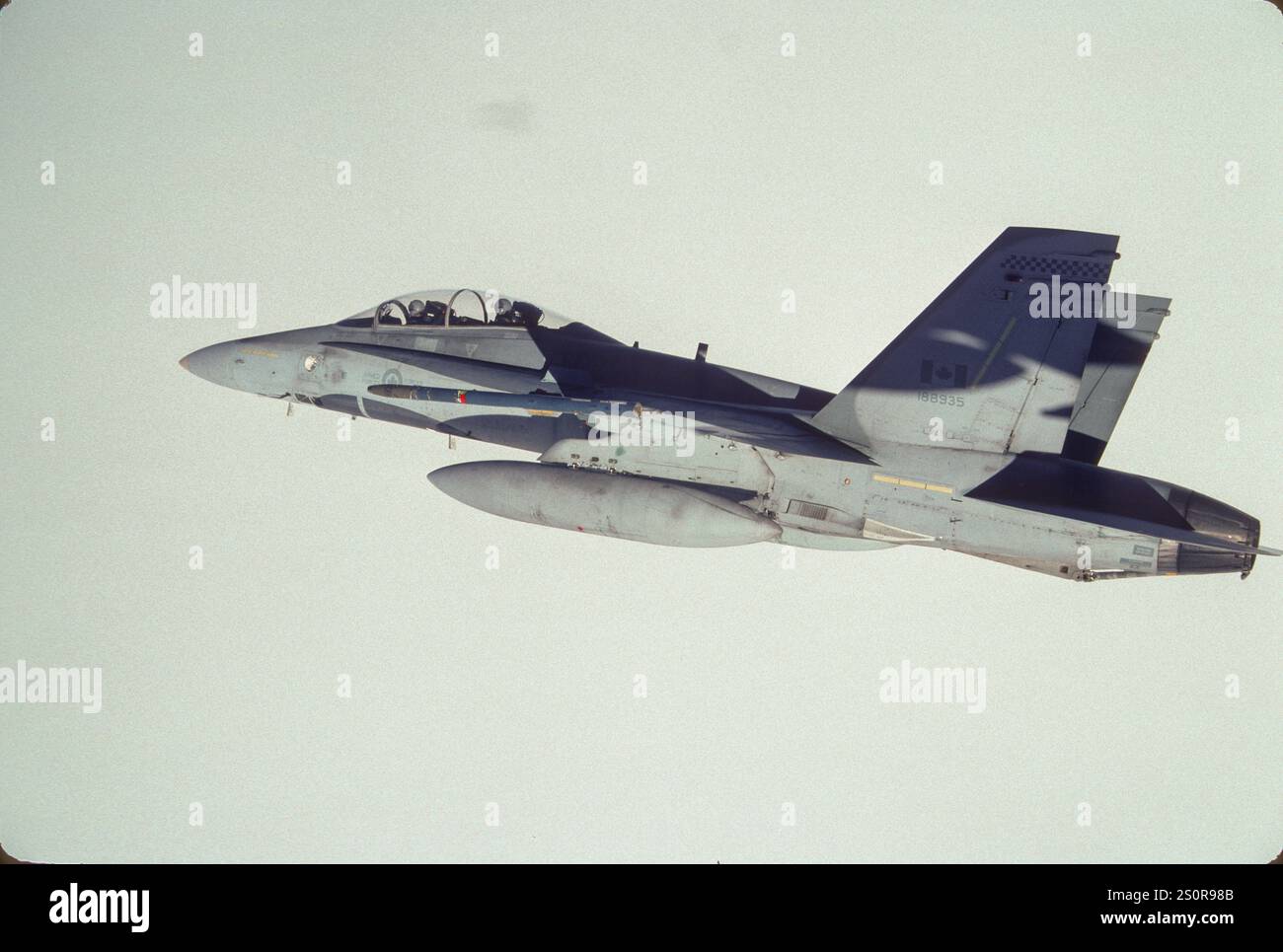 Foto aerea del CF-18 Hornet canadese in rotta verso l'area di addestramento militare per addestramento al combattimento aereo (DACT) contro gli F-16 MT ANG, Great Falls IAP, MT. Foto Stock