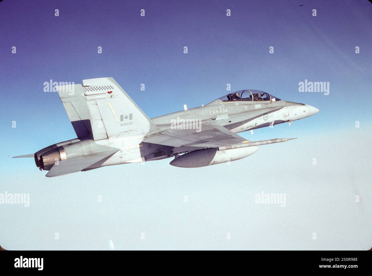 Foto aerea del CF-18 Hornet canadese in rotta verso l'area di addestramento militare per addestramento al combattimento aereo (DACT) contro gli F-16 MT ANG, Great Falls IAP, MT. Foto Stock