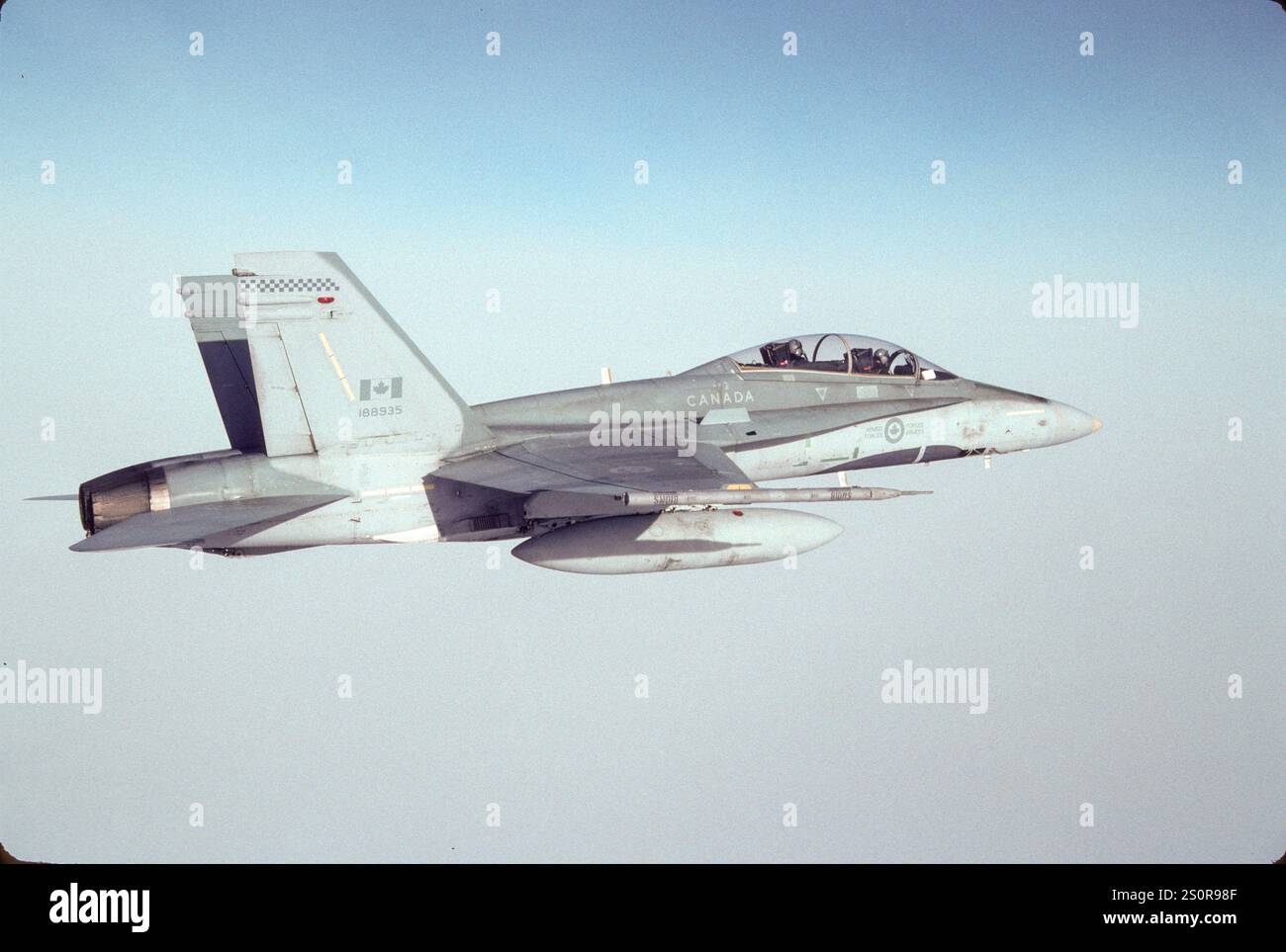 Foto aerea del CF-18 Hornet canadese in rotta verso l'area di addestramento militare per addestramento al combattimento aereo (DACT) contro gli F-16 MT ANG, Great Falls IAP, MT. Foto Stock