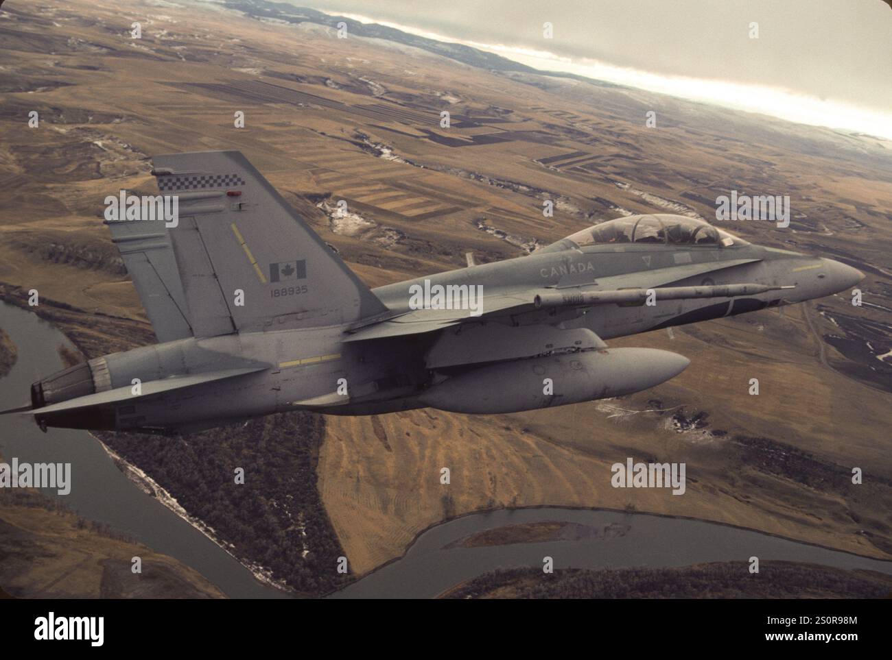 Salita dopo il decollo della formazione sull'ala del CF-18B Hornet. I piloti di CFB Cold Lake si trovavano in Montana per l'addestramento al combattimento aereo (DACT) contro gli F-16 MT ANG, Great Falls IAP, MT. Foto Stock