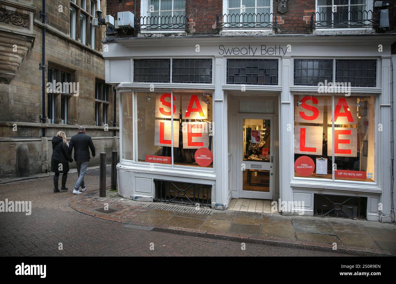 Cambridge, Regno Unito. 28 dicembre 2024. Gli amanti dello shopping partecipano alle vendite post-natalizie nel centro della città. Nonostante i cattivi risultati economici negli ultimi due mesi del 2024 e la minaccia di recessione gli acquirenti si spostano in strada per approfittare delle vendite post natalizie nel centro di Cambridge. Credito: SOPA Images Limited/Alamy Live News Foto Stock