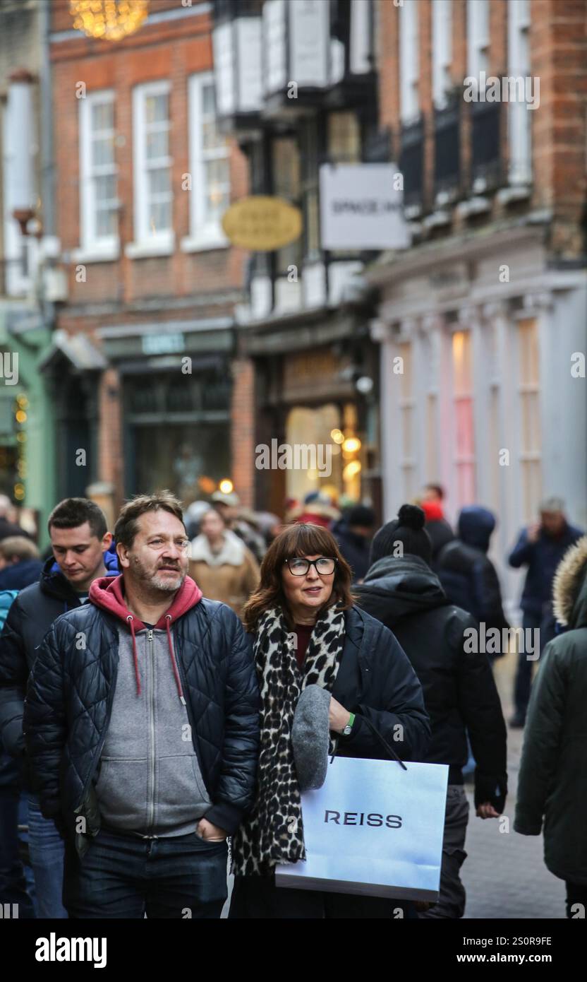 Cambridge, Regno Unito. 28 dicembre 2024. Gli amanti dello shopping partecipano alle vendite post-natalizie nel centro della città. Nonostante i cattivi risultati economici negli ultimi due mesi del 2024 e la minaccia di recessione gli acquirenti si spostano in strada per approfittare delle vendite post natalizie nel centro di Cambridge. Credito: SOPA Images Limited/Alamy Live News Foto Stock