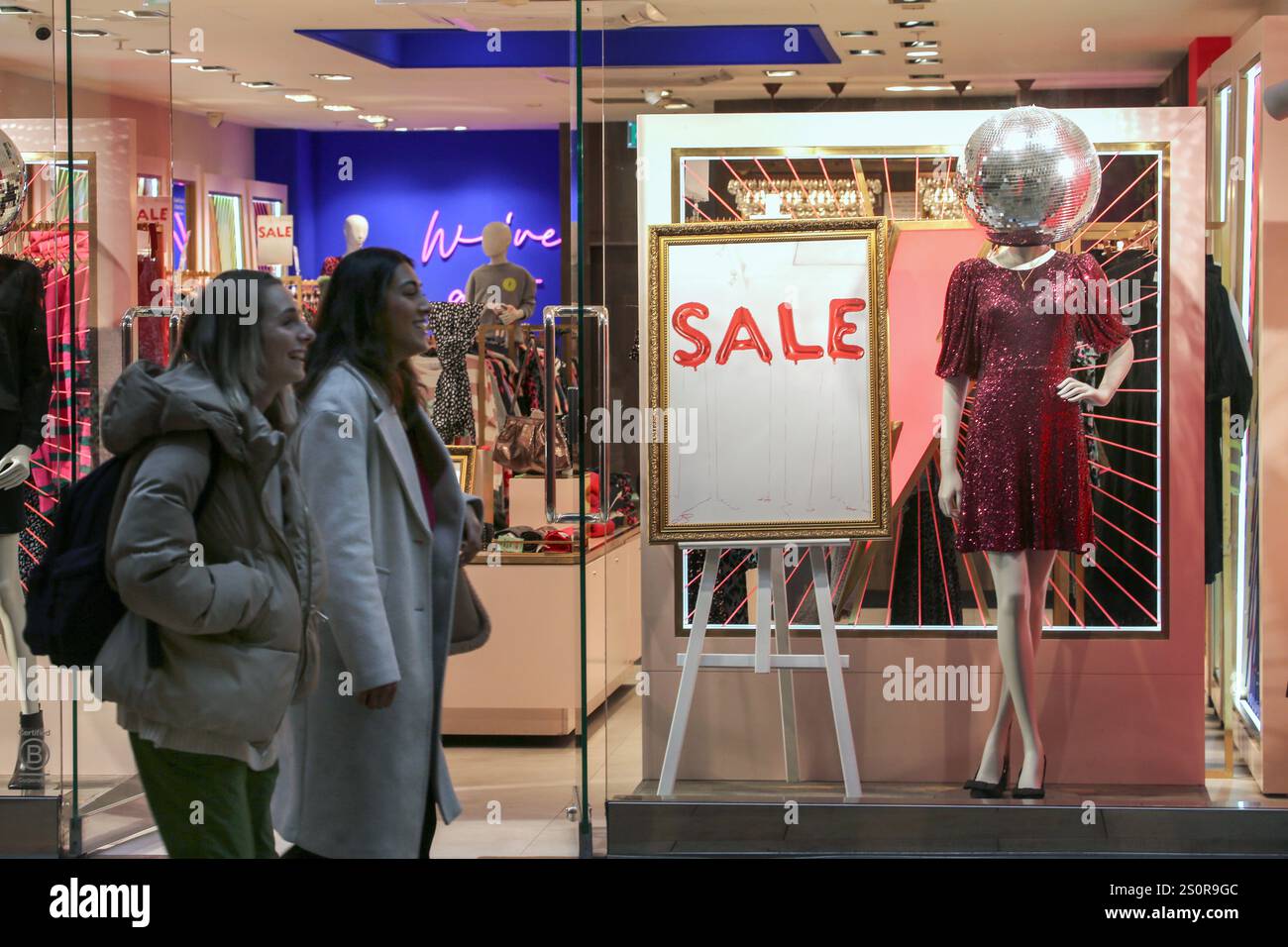 Cambridge, Regno Unito. 28 dicembre 2024. Gli acquirenti partecipano alle vendite nella sala giochi Grand Arcade. Nonostante i cattivi risultati economici negli ultimi due mesi del 2024 e la minaccia di recessione gli acquirenti si spostano in strada per approfittare delle vendite post natalizie nel centro di Cambridge. (Foto di Martin Pope/SOPA Images/Sipa USA) credito: SIPA USA/Alamy Live News Foto Stock