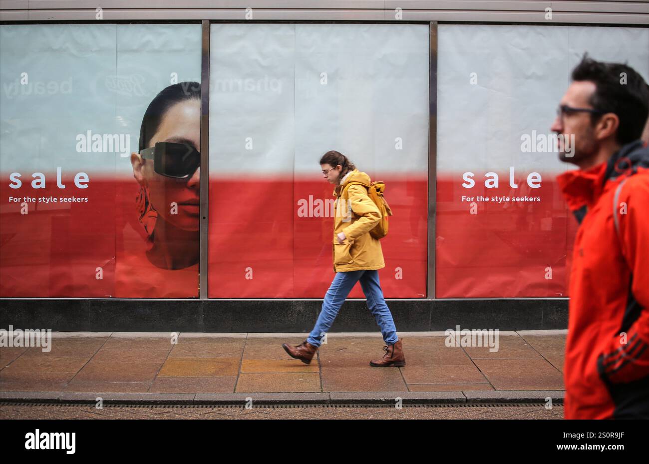 Cambridge, Regno Unito. 28 dicembre 2024. Gli acquirenti passano accanto ai cartelli "sale" nella finestra Marks&Spencers. Nonostante i cattivi risultati economici negli ultimi due mesi del 2024 e la minaccia di recessione gli acquirenti si spostano in strada per approfittare delle vendite post natalizie nel centro di Cambridge. (Foto di Martin Pope/SOPA Images/Sipa USA) credito: SIPA USA/Alamy Live News Foto Stock