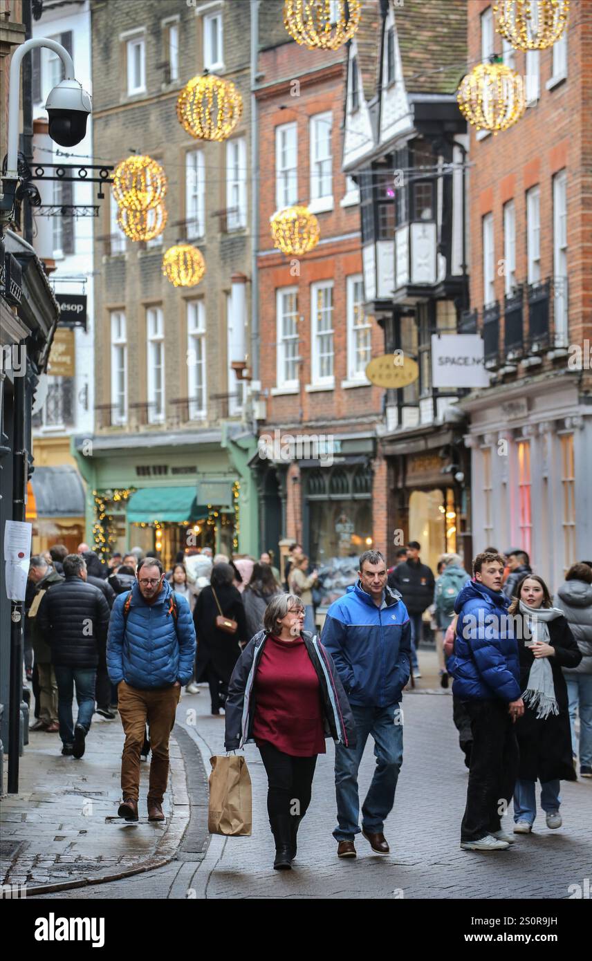 Cambridge, Regno Unito. 28 dicembre 2024. Gli amanti dello shopping partecipano alle vendite post-natalizie nel centro della città. Nonostante i cattivi risultati economici negli ultimi due mesi del 2024 e la minaccia di recessione gli acquirenti si spostano in strada per approfittare delle vendite post natalizie nel centro di Cambridge. (Foto di Martin Pope/SOPA Images/Sipa USA) credito: SIPA USA/Alamy Live News Foto Stock