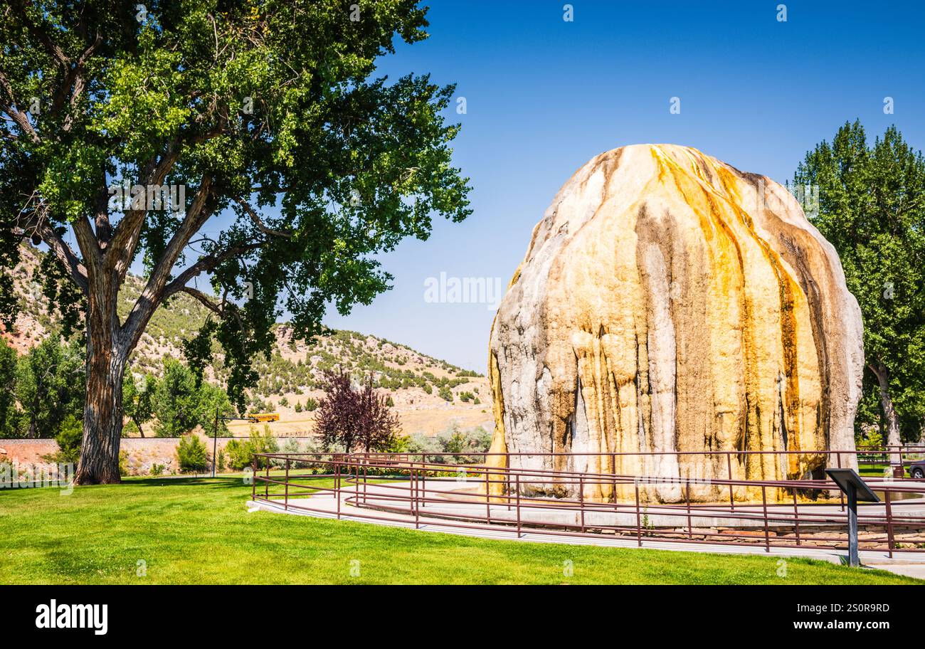 Thermopolis WY USA - 22 agosto 2017: Originariamente costruito per scaricare il vapore dalle sorgenti termali che attraversano il parco, la forma originale del teepee è ora stratificata Foto Stock