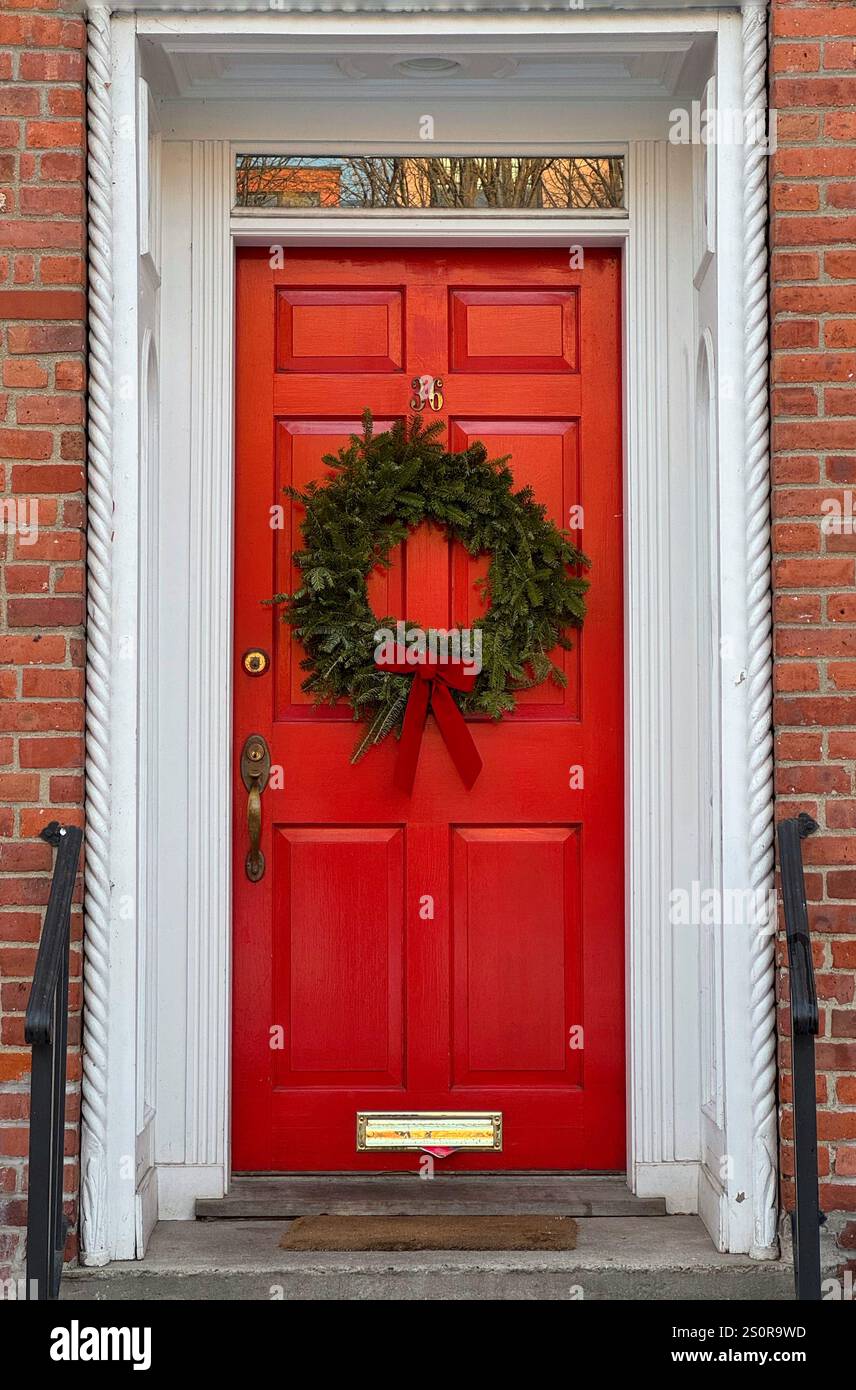 Ghirlanda di Natale su una porta rossa Foto Stock