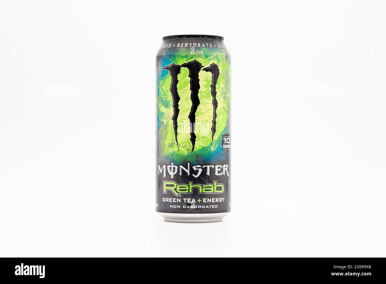 Monster Energy Rehab Green Tea può dal 2011. Il sapore è simile al tè con succo di ananas ed è non gassato. La bevanda ha un design verde Foto Stock