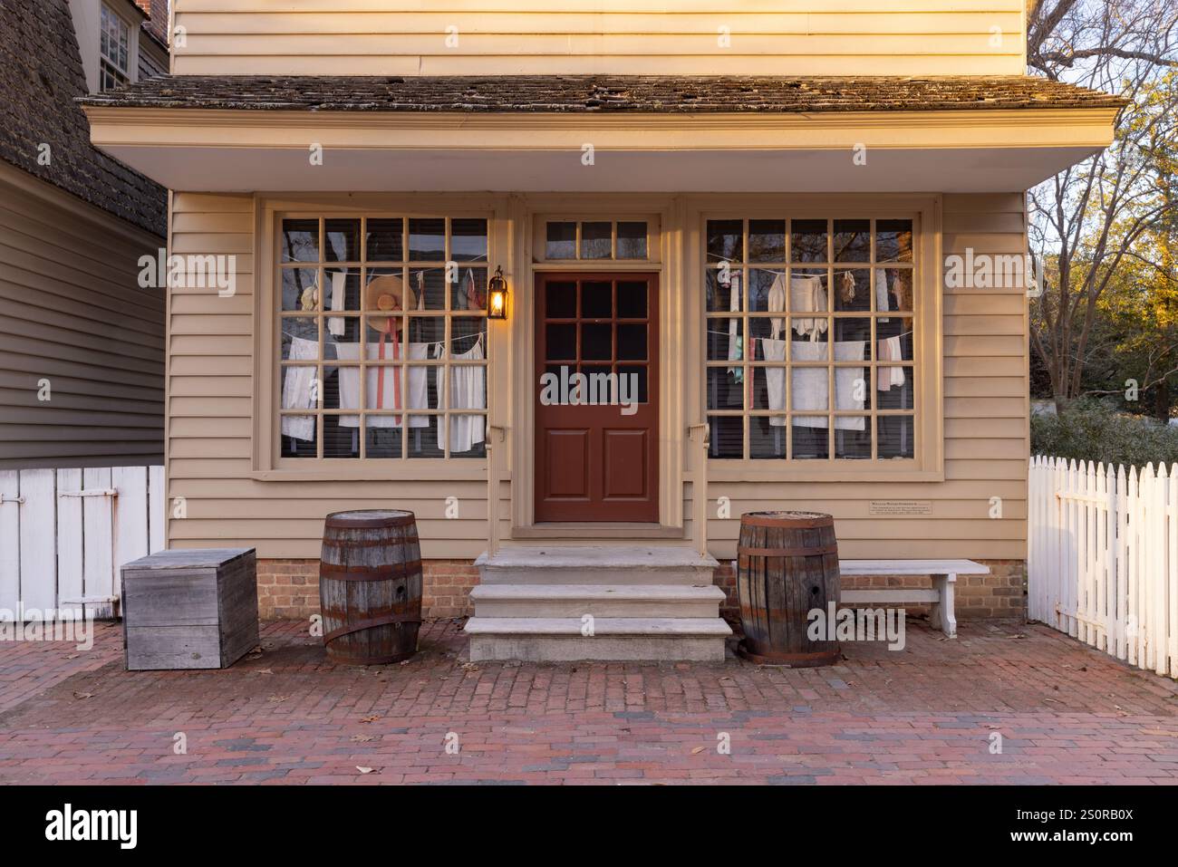 Residenza privata in Duke of Glouster Street nel tardo pomeriggio d'inverno, Colonial Williamsburg, Virginia Foto Stock