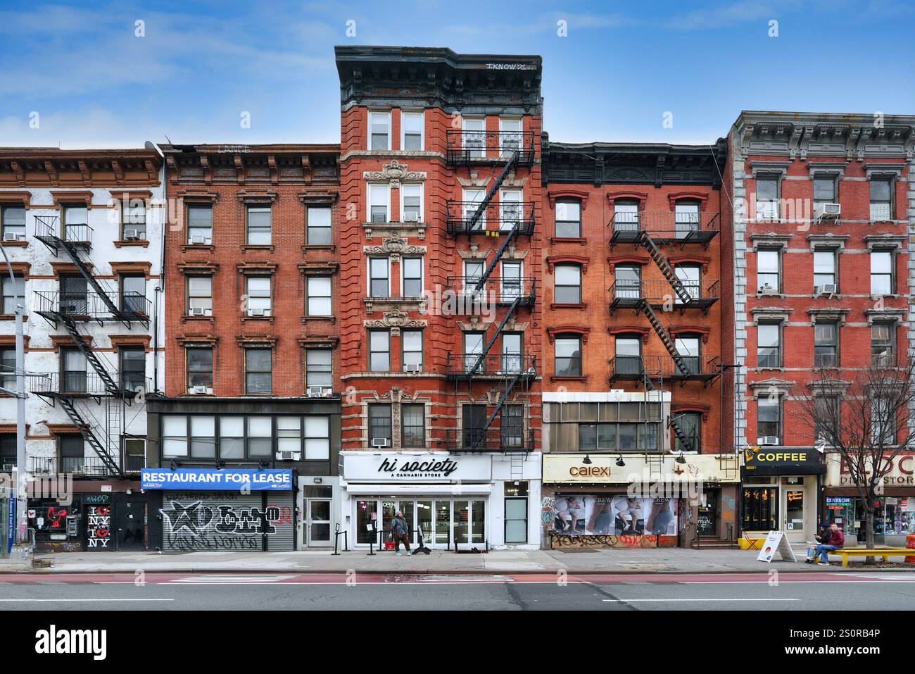 Vecchi edifici con uscita antincendio esterna sulla 2nd Avenue, nell'area dell'East Village di New York City Foto Stock