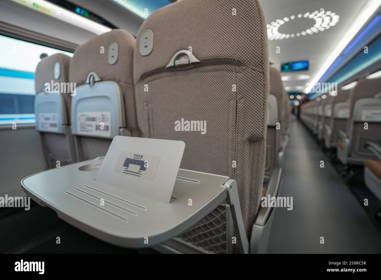 Pechino, Cina. 29 dicembre 2024. Questa foto mostra un tavolino estraibile a bordo del treno proiettile CR450BF a Pechino, capitale della Cina, 29 dicembre 2024. Un prototipo del treno proiettile CR450 che percorrerà 400 chilometri all'ora ha debuttato a Pechino domenica, ha detto l'operatore ferroviario del paese China State Railway Group Co., Ltd Il treno è in grado di circolare a 450 chilometri orari durante la prova. Crediti: Ju Huanzong/Xinhua/Alamy Live News Foto Stock