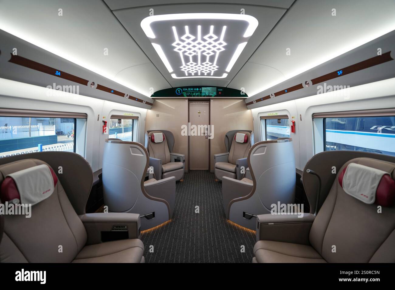 Pechino, Cina. 29 dicembre 2024. Questa foto mostra una vista interna di una carrozza business class del treno superveloce CR450BF a Pechino, capitale della Cina, 29 dicembre 2024. Un prototipo del treno proiettile CR450 che percorrerà 400 chilometri all'ora ha debuttato a Pechino domenica, ha detto l'operatore ferroviario del paese China State Railway Group Co., Ltd Il treno è in grado di circolare a 450 chilometri orari durante la prova. Crediti: Ju Huanzong/Xinhua/Alamy Live News Foto Stock
