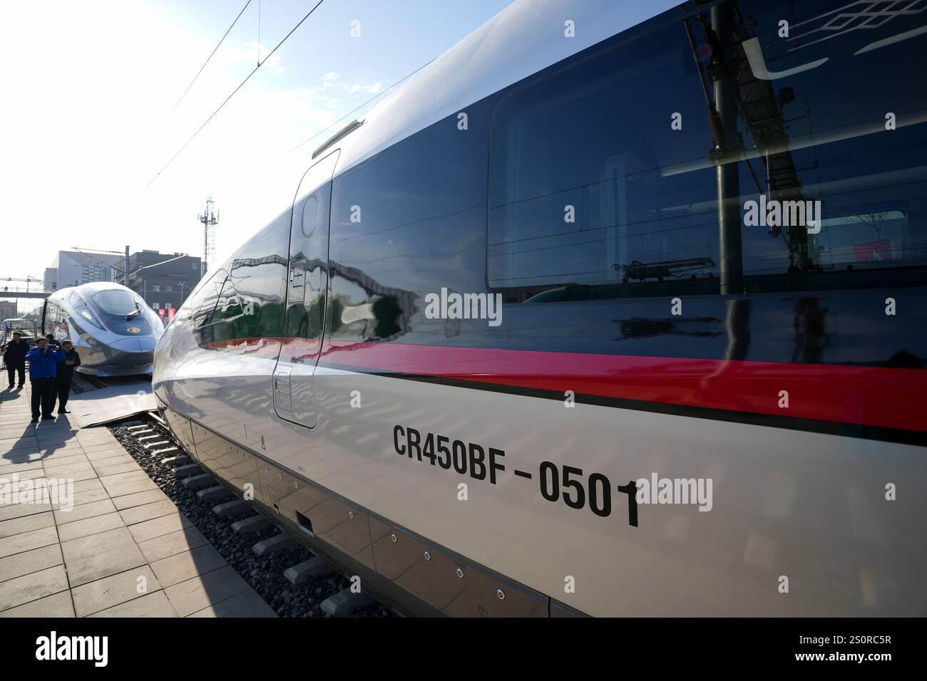 Pechino, Cina. 29 dicembre 2024. Questa foto mostra una CR450BF (R) e un treno proiettile CR450AF a Pechino, capitale della Cina, 29 dicembre 2024. Un prototipo del treno proiettile CR450 che percorrerà 400 chilometri all'ora ha debuttato a Pechino domenica, ha detto l'operatore ferroviario del paese China State Railway Group Co., Ltd Il treno è in grado di circolare a 450 chilometri orari durante la prova. Crediti: Ju Huanzong/Xinhua/Alamy Live News Foto Stock