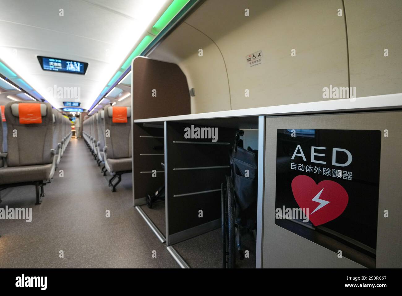 Pechino, Cina. 29 dicembre 2024. Questa foto mostra una vista interna di una carrozza del treno proiettile CR450AF a Pechino, capitale della Cina, 29 dicembre 2024. Un prototipo del treno proiettile CR450 che percorrerà 400 chilometri all'ora ha debuttato a Pechino domenica, ha detto l'operatore ferroviario del paese China State Railway Group Co., Ltd Il treno è in grado di circolare a 450 chilometri orari durante la prova. Crediti: Ju Huanzong/Xinhua/Alamy Live News Foto Stock