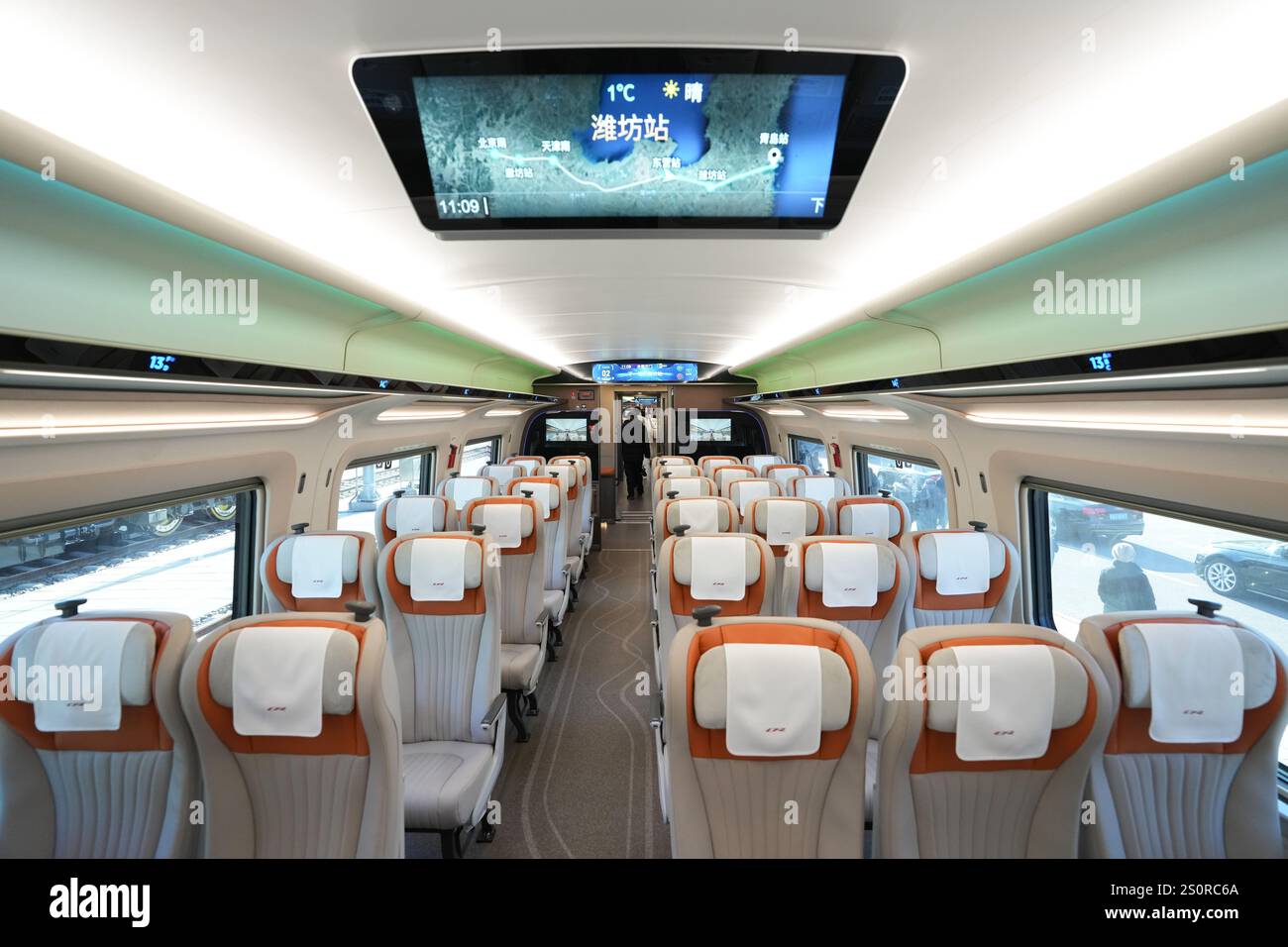 Pechino, Cina. 29 dicembre 2024. Questa foto mostra una vista interna della carrozza in classe economica del treno proiettile CR450AF a Pechino, capitale della Cina, 29 dicembre 2024. Un prototipo del treno proiettile CR450 che percorrerà 400 chilometri all'ora ha debuttato a Pechino domenica, ha detto l'operatore ferroviario del paese China State Railway Group Co., Ltd Il treno è in grado di circolare a 450 chilometri orari durante la prova. Crediti: Ju Huanzong/Xinhua/Alamy Live News Foto Stock