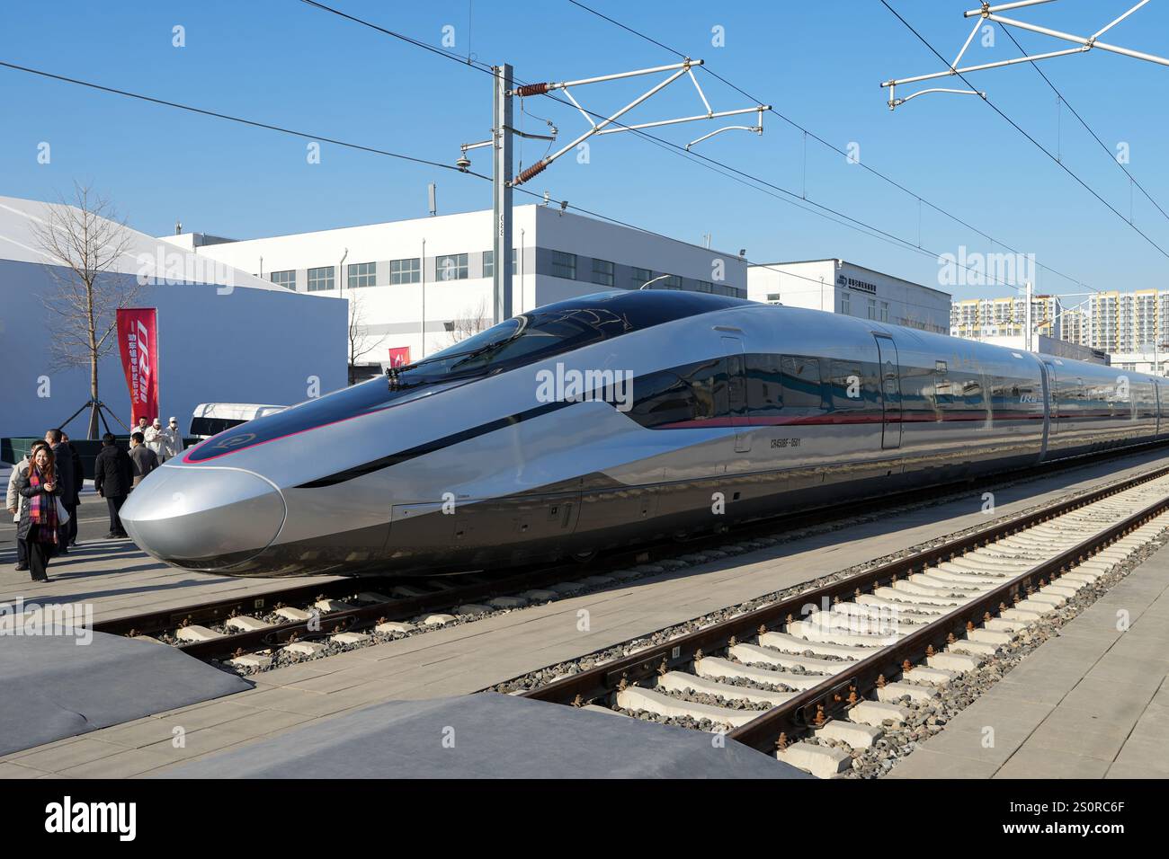 Pechino, Cina. 29 dicembre 2024. Questa foto mostra il treno proiettile CR450BF a Pechino, capitale della Cina, 29 dicembre 2024. Un prototipo del treno proiettile CR450 che percorrerà 400 chilometri all'ora ha debuttato a Pechino domenica, ha detto l'operatore ferroviario del paese China State Railway Group Co., Ltd Il treno è in grado di circolare a 450 chilometri orari durante la prova. Crediti: Ju Huanzong/Xinhua/Alamy Live News Foto Stock