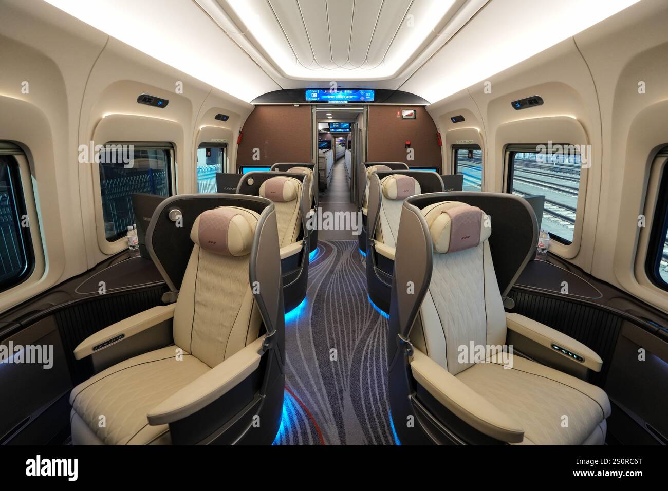 Pechino, Cina. 29 dicembre 2024. Questa foto mostra una vista interna di una carrozza business class del treno proiettile CR450AF a Pechino, capitale della Cina, 29 dicembre 2024. Un prototipo del treno proiettile CR450 che percorrerà 400 chilometri all'ora ha debuttato a Pechino domenica, ha detto l'operatore ferroviario del paese China State Railway Group Co., Ltd Il treno è in grado di circolare a 450 chilometri orari durante la prova. Crediti: Ju Huanzong/Xinhua/Alamy Live News Foto Stock