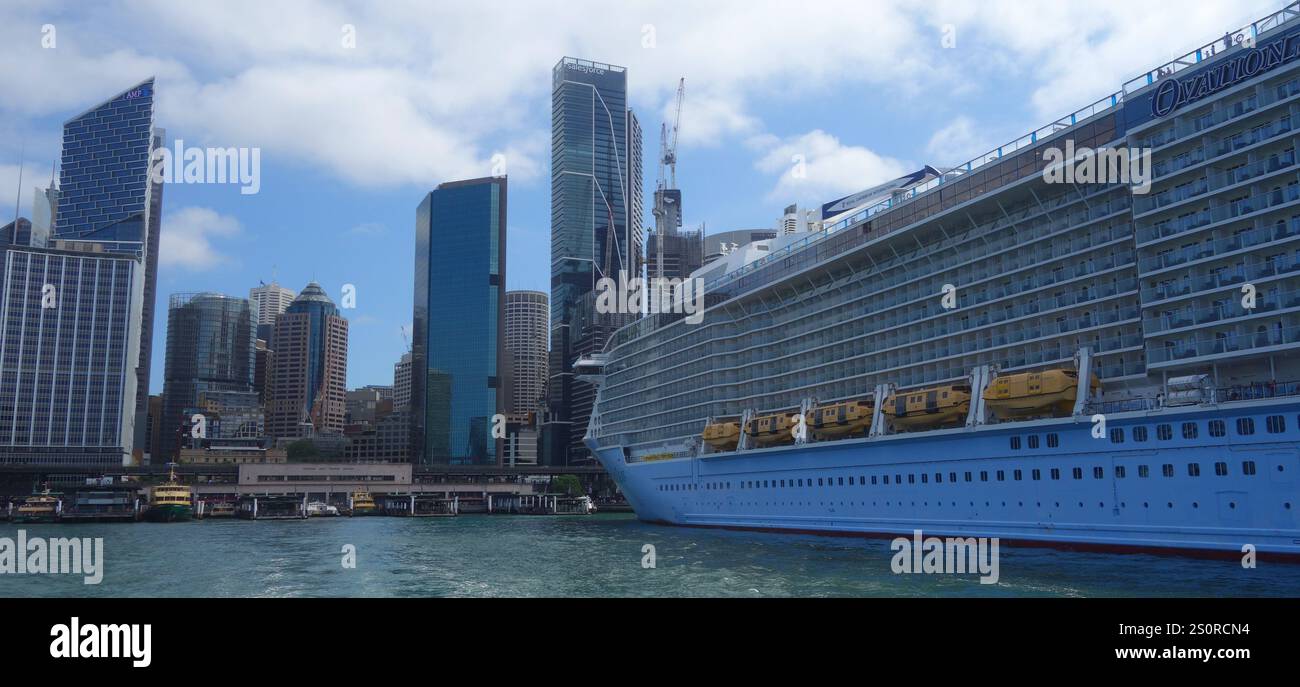 Nave da crociera Ovation of the Seas attraccata a Circular Quay, Sydney, NSW, Australia. Nessuna PR Foto Stock