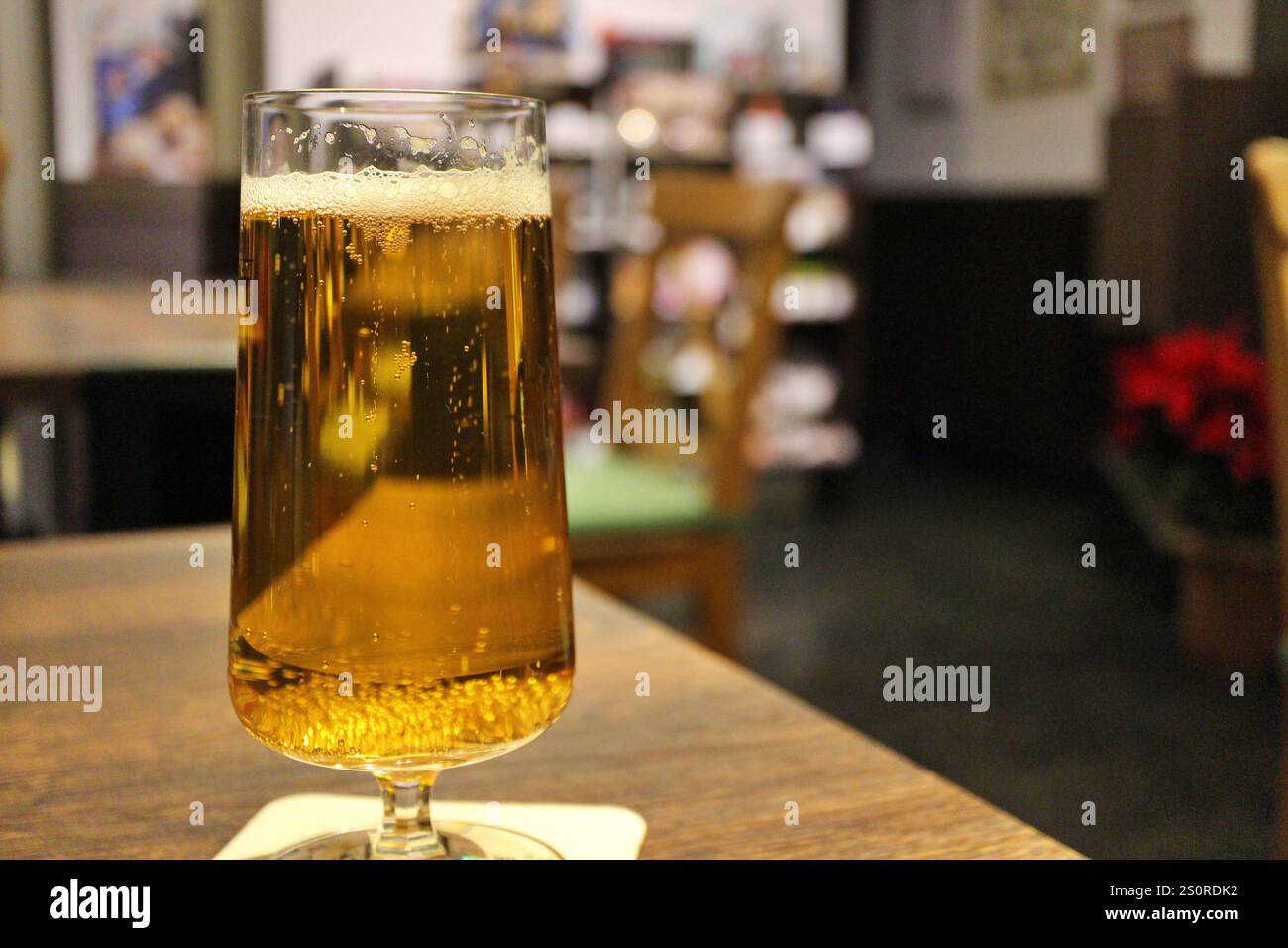 Birra analcolica tedesca in un bicchiere Foto Stock