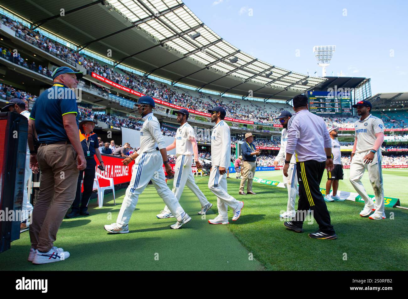 MELBOURNE, AUSTRALIA. 29 dicembre 2024. Nella foto: L'India Cricket Team entra nei loro spogliatoi per il tè pomeridiano durante il quarto test del giorno, Australia vs India test Cricket al Melbourne Cricket Ground, Melbourne, Australia il 29 dicembre 2024. Crediti: Karl Phillipson/Alamy Live News Foto Stock
