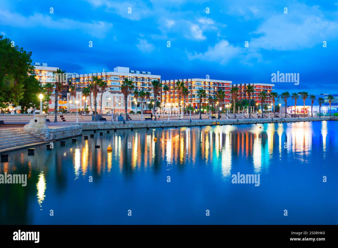 Marina del Porto di Alicante con barche e yacht. Alicante è una città della regione di Valencia, Spagna. Foto Stock