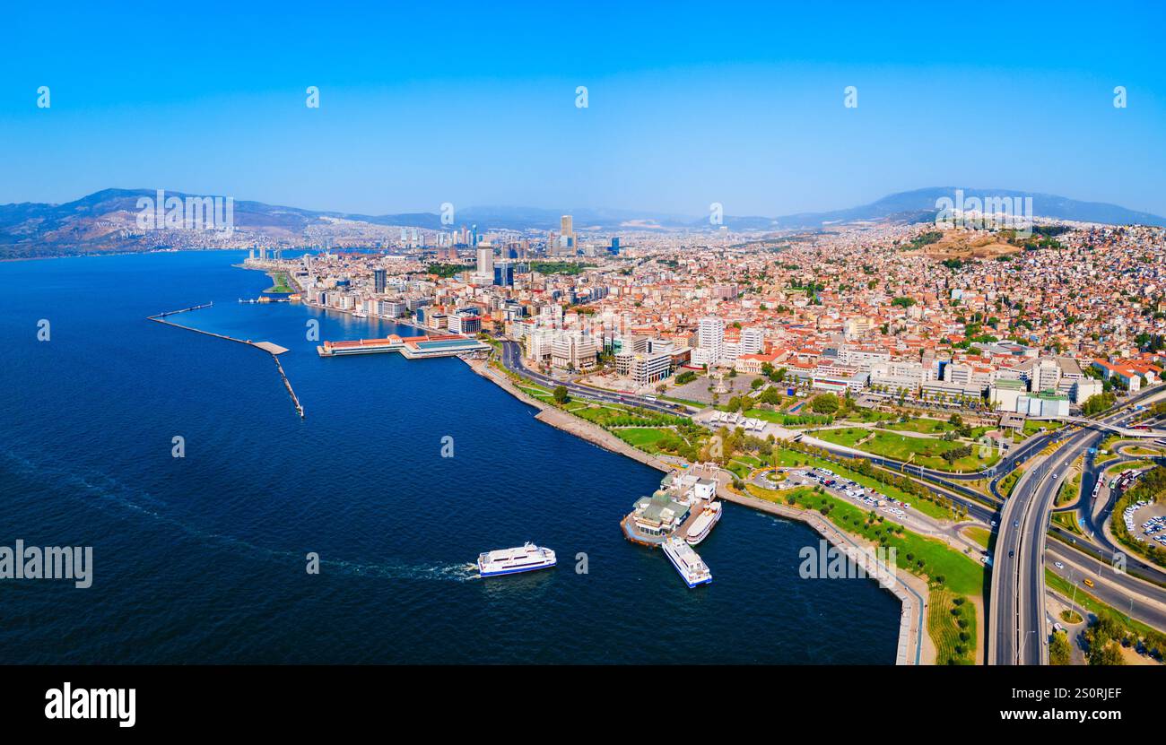 Vista panoramica aerea del centro di Smirne. Smirne è una città metropolitana sulla costa occidentale dell'Anatolia e capitale della provincia di Smirne in Turchia. Foto Stock