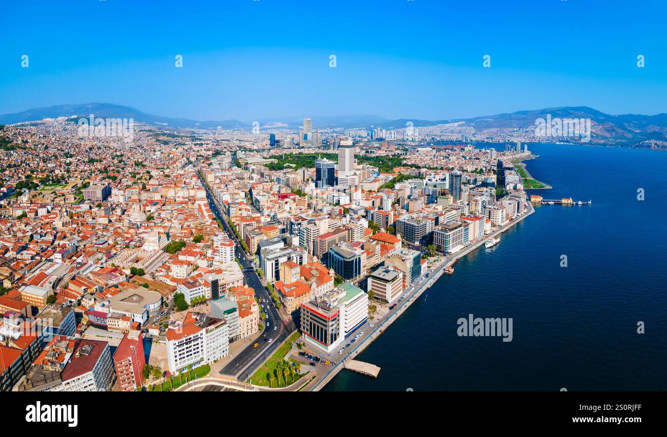 Vista panoramica aerea del centro di Smirne. Smirne è una città metropolitana sulla costa occidentale dell'Anatolia e capitale della provincia di Smirne in Turchia. Foto Stock