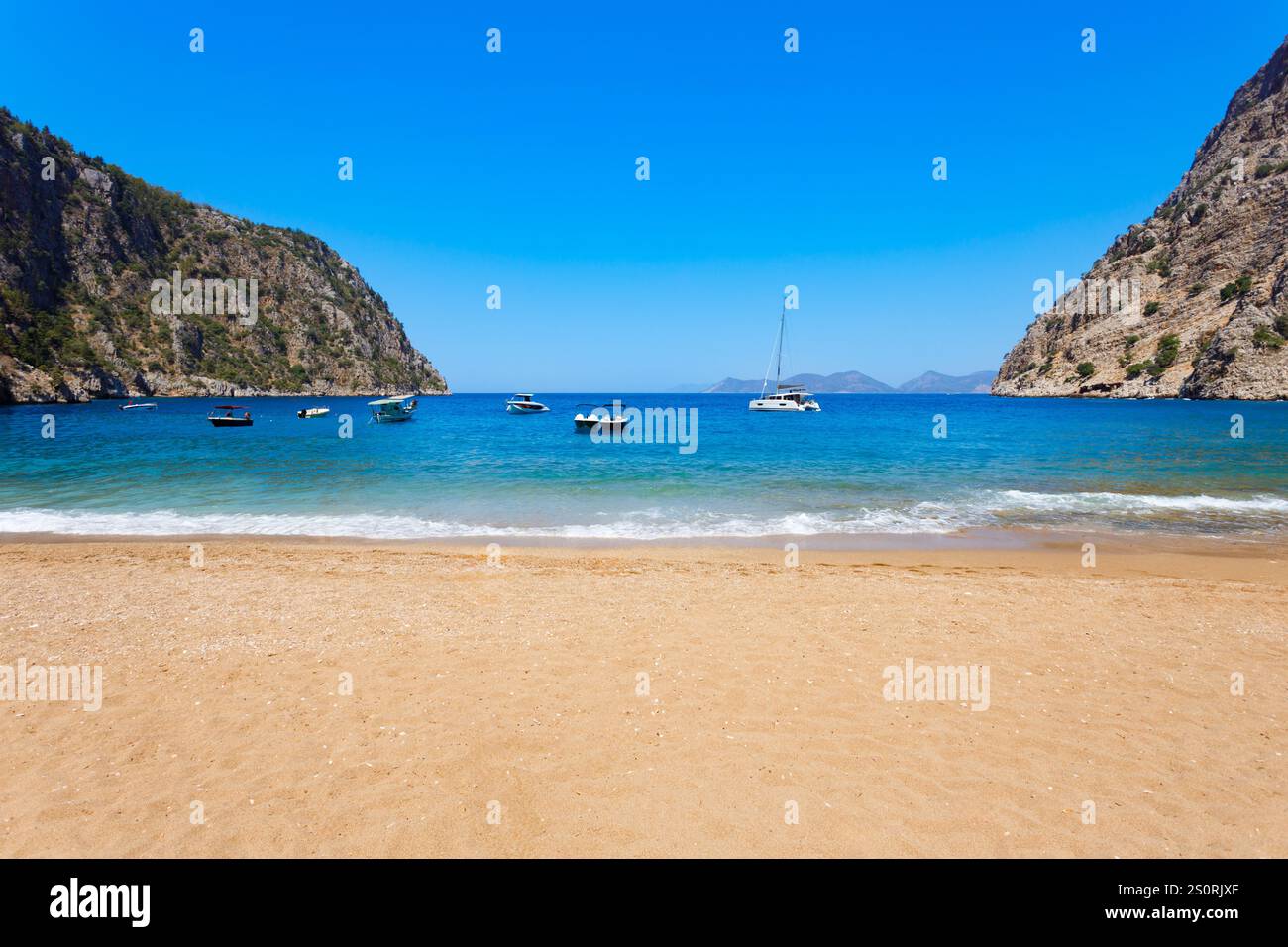 La spiaggia di Butterfly Valley o Kelebekler Vadisi è una bellissima spiaggia vicino al villaggio di Oludeniz, distretto di Fethiye in Turchia Foto Stock