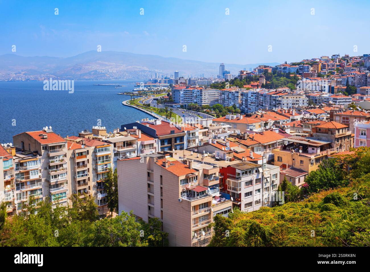 Vista panoramica aerea del centro di Smirne. Smirne è una città metropolitana sulla costa occidentale dell'Anatolia e capitale della provincia di Smirne in Turchia. Foto Stock