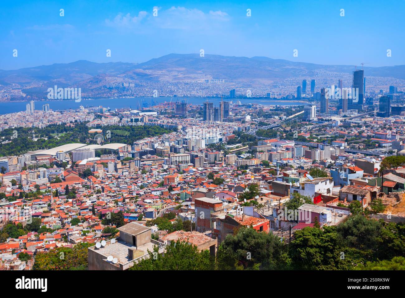 Vista panoramica aerea del centro di Smirne. Smirne è una città metropolitana sulla costa occidentale dell'Anatolia e capitale della provincia di Smirne in Turchia. Foto Stock