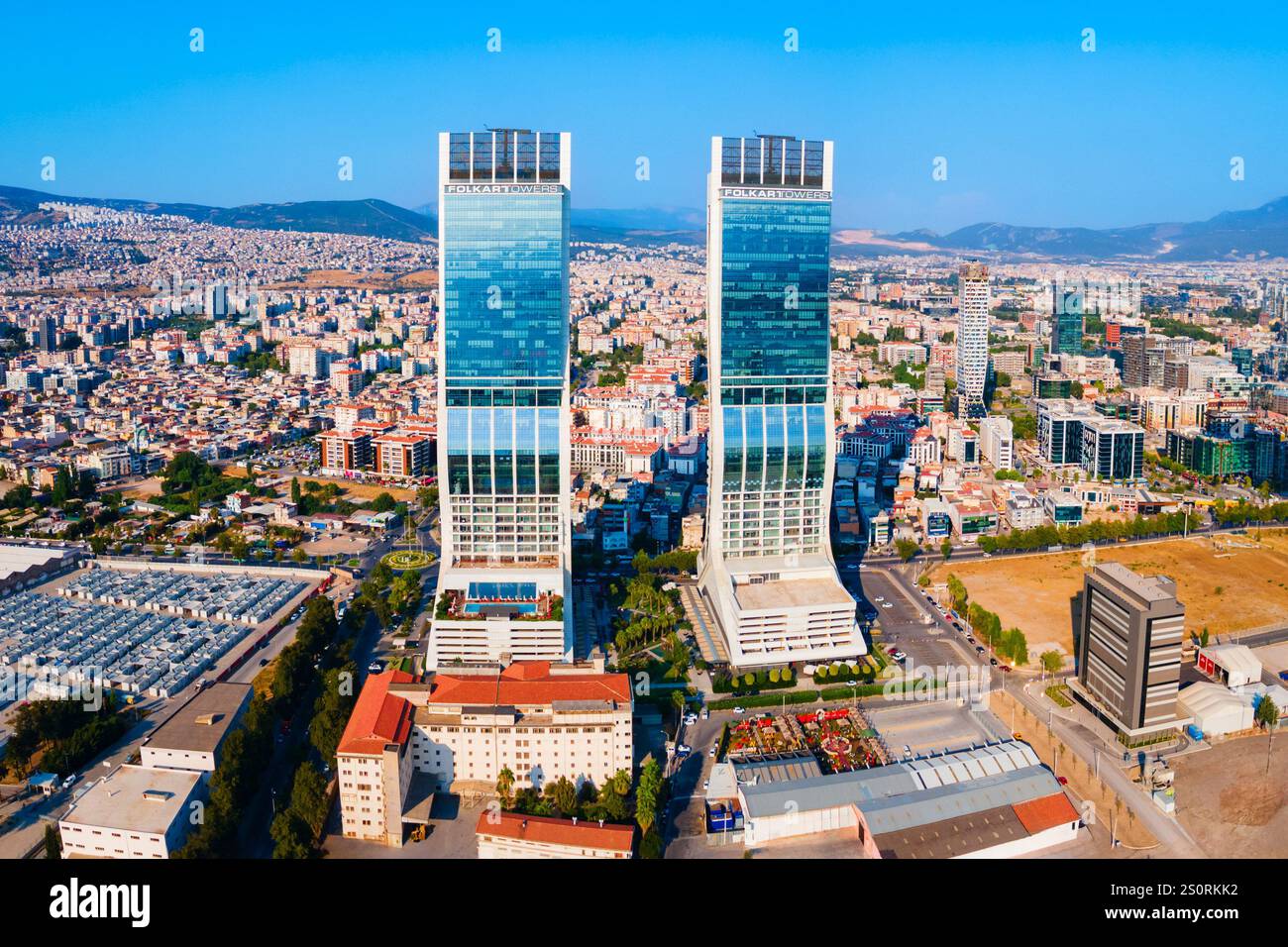 Izmir, Turchia - 7 agosto 2022: Vista panoramica aerea delle Torri Folkart a Bayrakli. Bayrakli è un moderno quartiere degli affari della città di Smirne in Turchia. Foto Stock