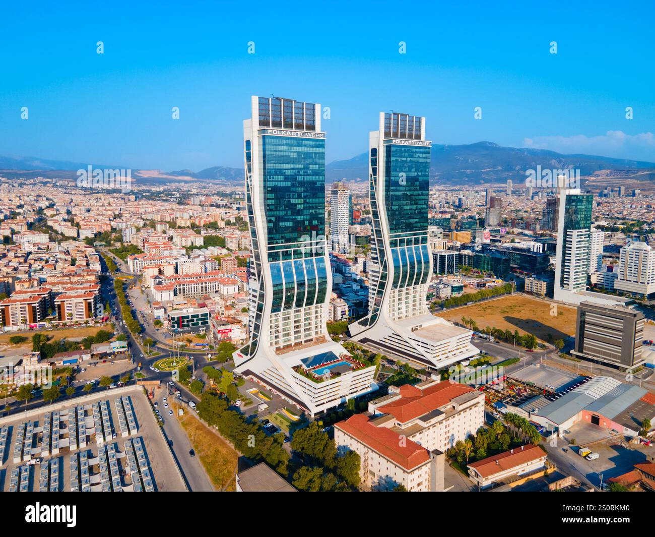 Izmir, Turchia - 7 agosto 2022: Vista panoramica aerea delle Torri Folkart a Bayrakli. Bayrakli è un moderno quartiere degli affari della città di Smirne in Turchia. Foto Stock