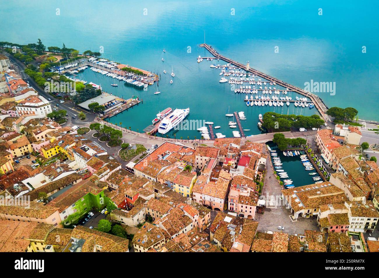 Desenzano del Garda antenna porta vista panoramica. Desenzano è una cittadina sulle rive del Lago di Garda in provincia di Brescia in Lombardia, Italia. Foto Stock