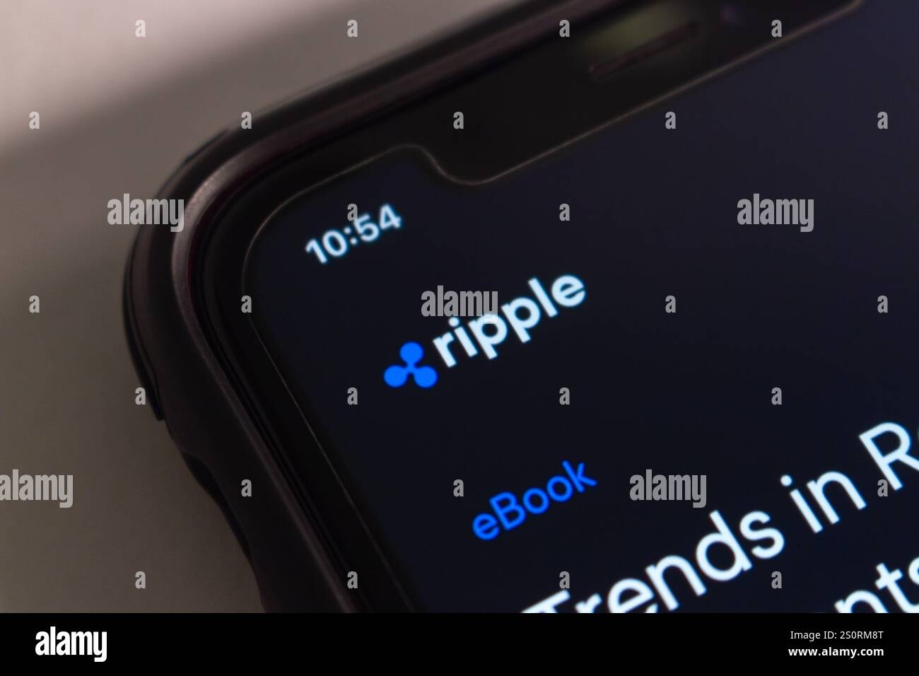 Il sito Web di Ripple viene visualizzato su un iPhone. XRP, la criptovaluta nativa di Ripple, è ottimizzata per trasferimenti di valuta fiat veloci ed efficienti a livello globale. Foto Stock