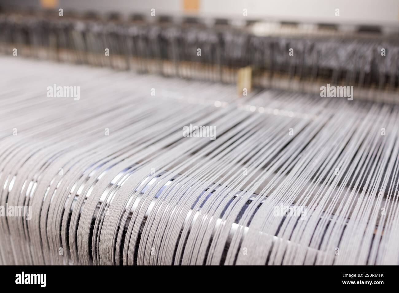Tessitrice tessile industriale in una fabbrica di tessitura, contesto industriale, Foto Stock
