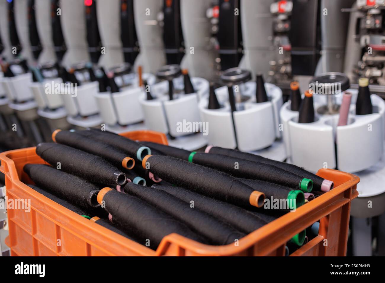 primo piano di bobine di filo sullo sfondo della produzione di tessuti, telaio per tessitura, Foto Stock