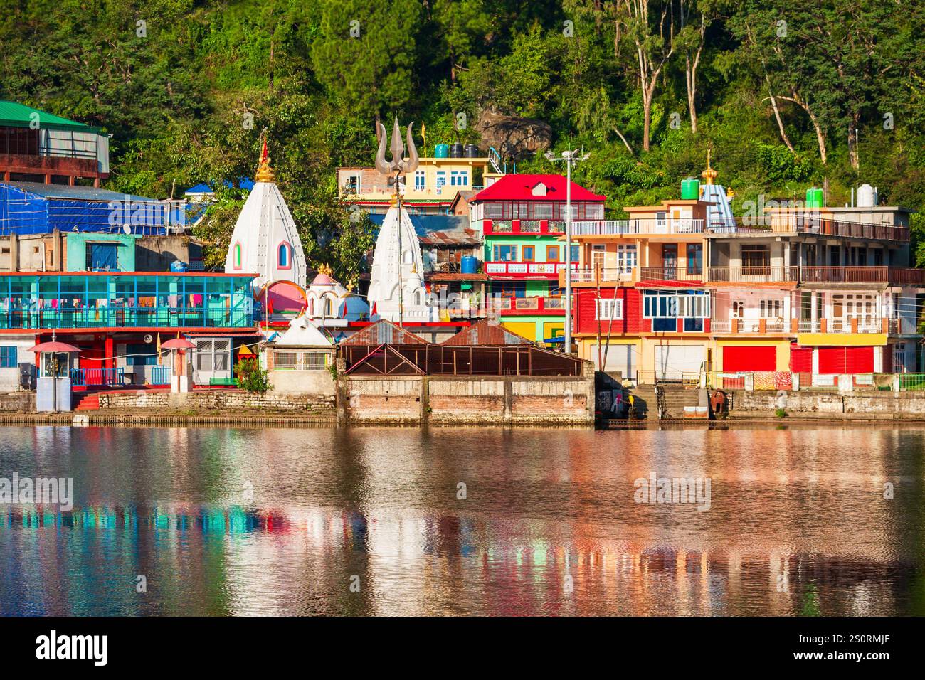 Templi indù a Rewalsar o Tso Pema, una piccola città, lago e luogo di pellegrinaggio buddista vicino a Mandi, Himachal Pradesh stato in India Foto Stock