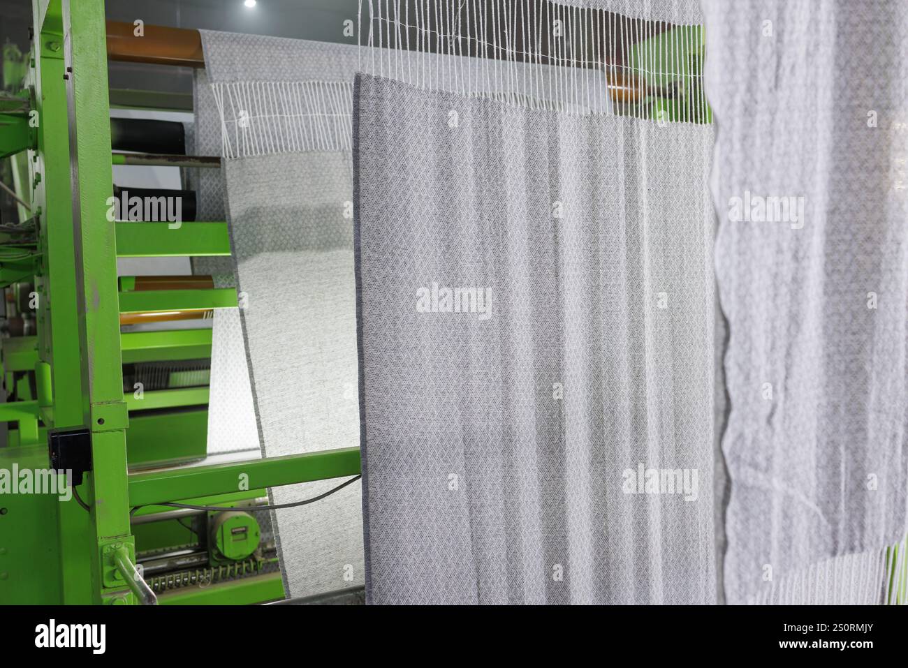 macchina per la produzione di tessuti industriali e di abbigliamento tessile, fabbrica tessile, coperta, Foto Stock