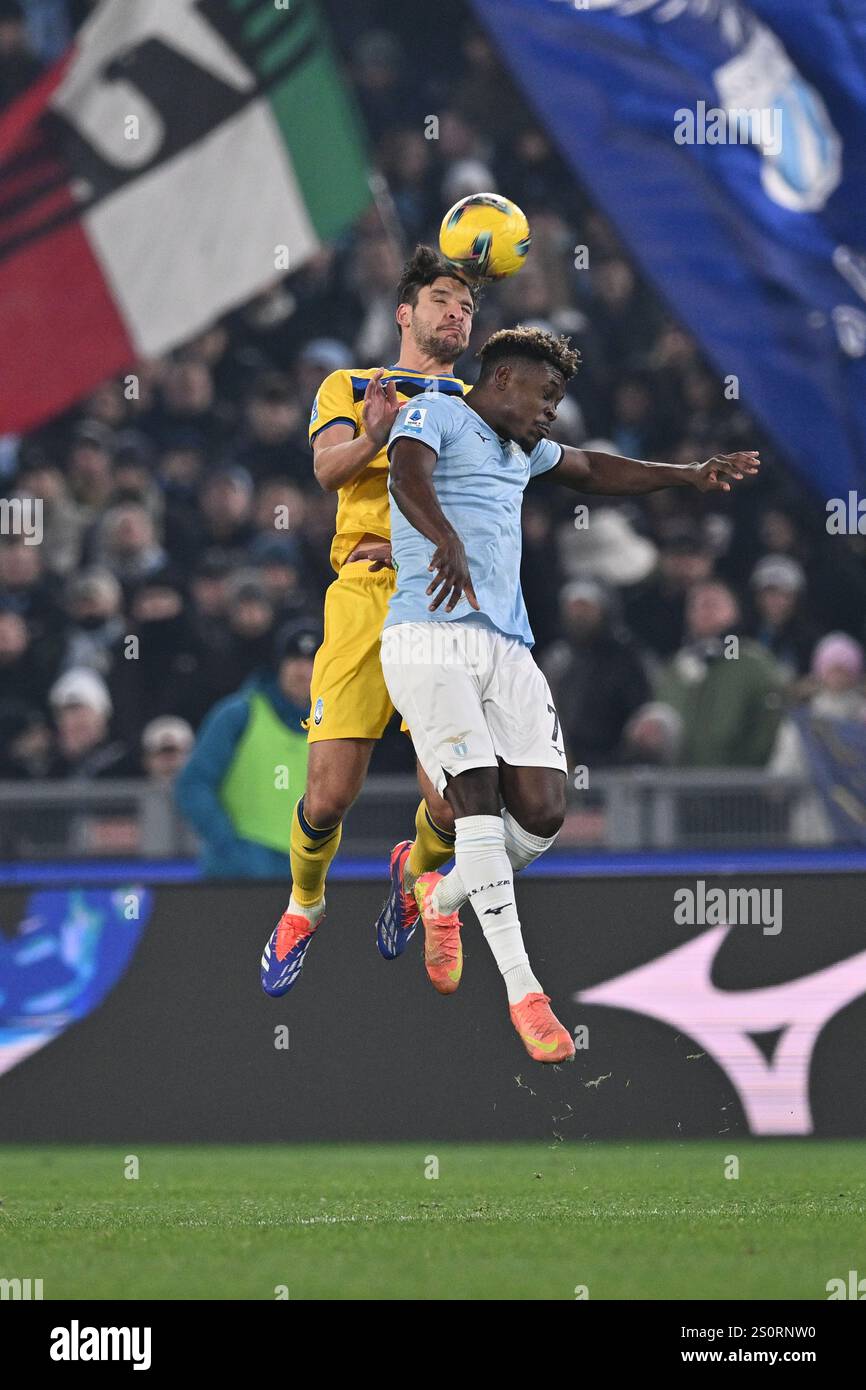 Roma, Italia. 28 dicembre 2024. Berat Ridvan Djimsiti (Atalanta)Fisayo delle-Bashiru (Lazio) durante la partita di serie A italiana tra Lazio 1-1 Atalanta allo Stadio Olimpico il 28 dicembre 2024 a Roma. Crediti: Maurizio Borsari/AFLO/Alamy Live News Foto Stock