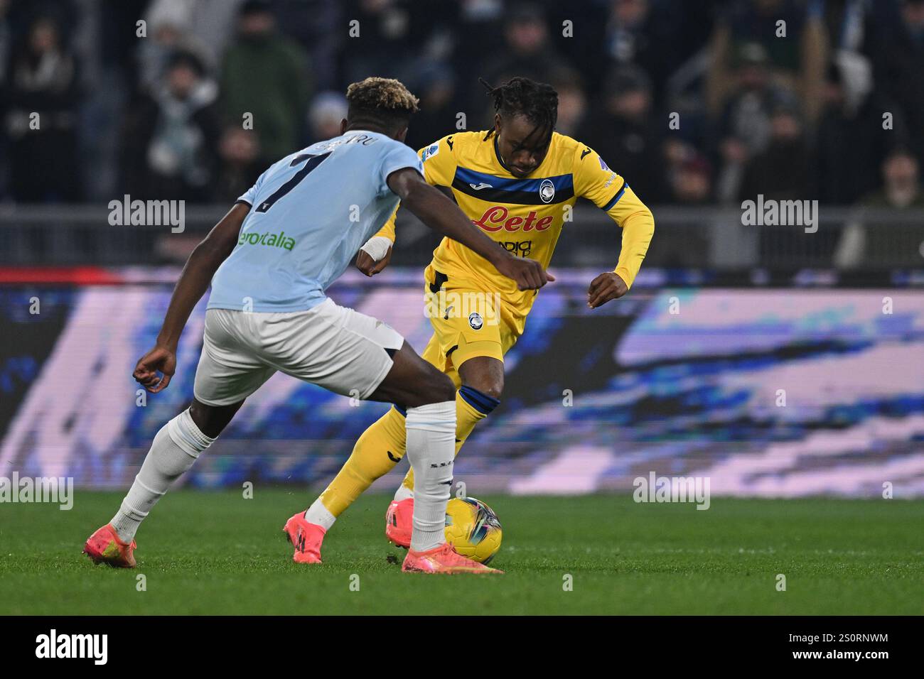 Roma, Italia. 28 dicembre 2024. Ademola Lookman (Atalanta)Fisayo Dele-Bashiru (Lazio) durante la partita di serie A italiana tra Lazio 1-1 Atalanta allo Stadio Olimpico il 28 dicembre 2024 a Roma. Crediti: Maurizio Borsari/AFLO/Alamy Live News Foto Stock