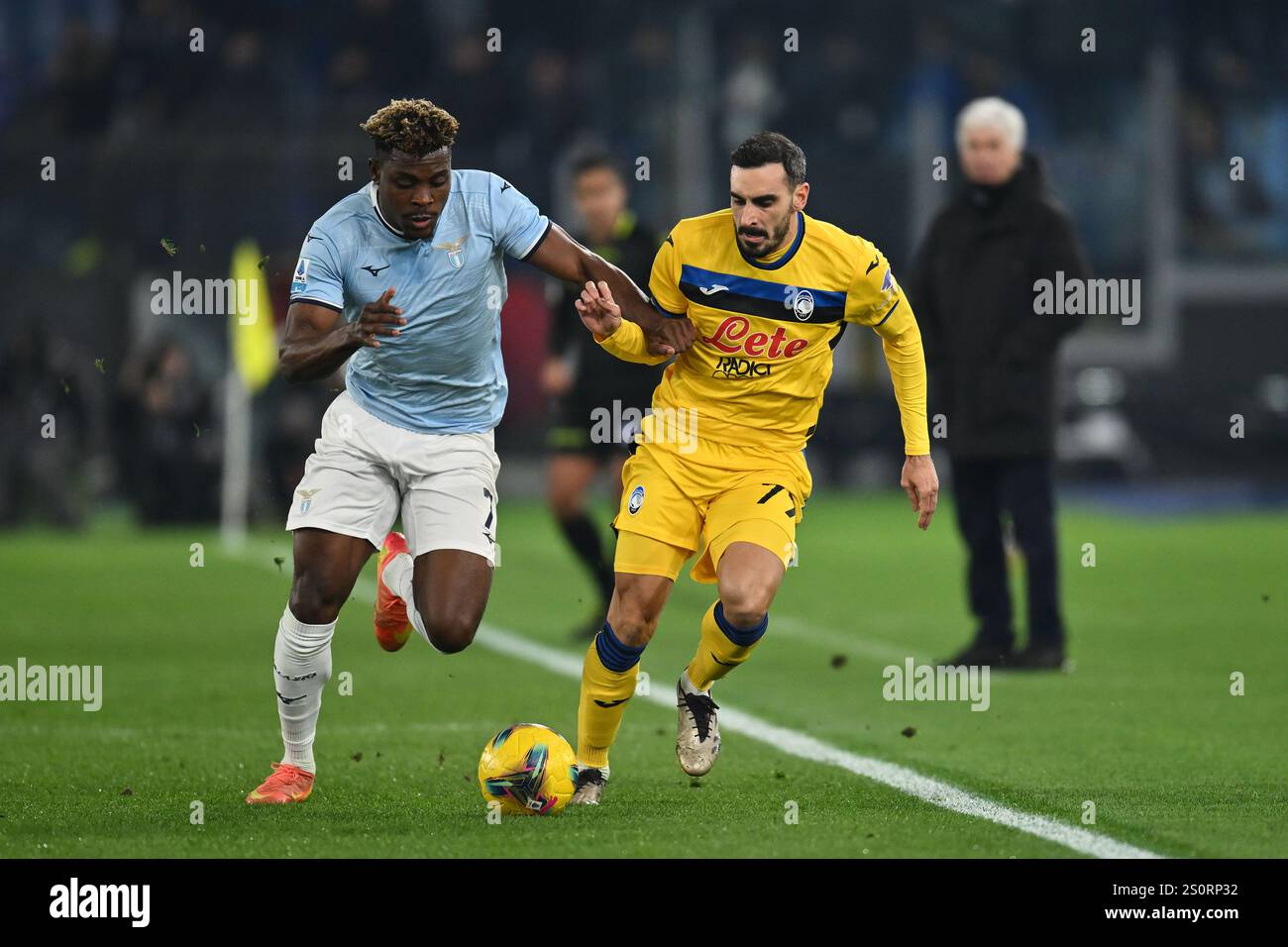 Roma, Italia. 28 dicembre 2024. Fisayo Dele-Bashiru (Lazio)Davide Zappacosta (Atalanta) durante la partita di serie A italiana tra Lazio 1-1 Atalanta allo Stadio Olimpico il 28 dicembre 2024 a Roma. Crediti: Maurizio Borsari/AFLO/Alamy Live News Foto Stock