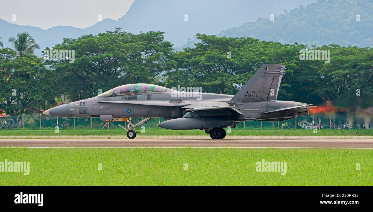 Boeing fa-18D Hornet, Royal Malaysian Air Force M45-06 in decollo Foto Stock